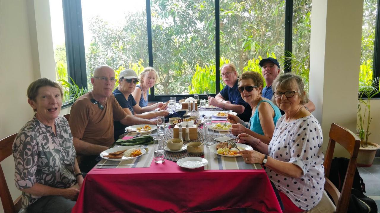 Rhino Land Jungle Lodge Sauraha Luaran gambar